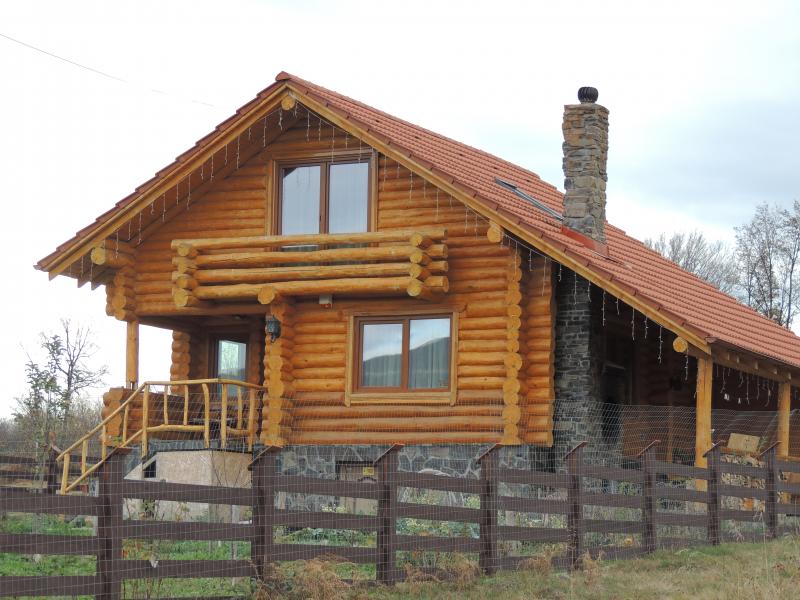 Montaj geamuri cabană de lemn